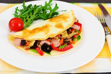 Sağlıklı diyet gıda: omlet sosis ve sebze ile