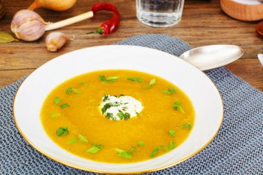 Havuç, kabak krem çorbası diyet gıda.