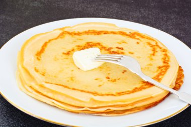 Lezzetli kek yığını tereyağı ile