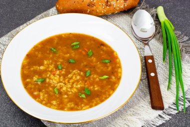 Pirinç ve sebze, köri, acılı çorba Kharcho