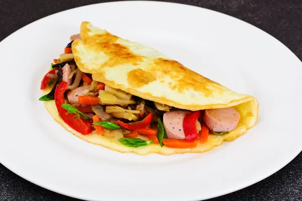 Sağlıklı diyet gıda: omlet sosis ve sebze ile