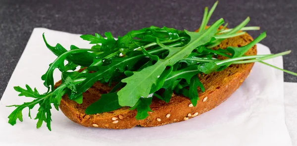 Sanduíche vegetariano com salada de foguete sem carne . — Fotografia de Stock