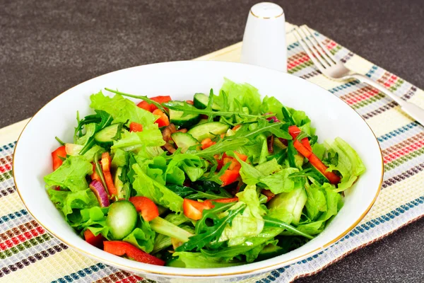 Alface com Arugula Pepino pimenta doce cebola vermelha e balsami — Fotografia de Stock