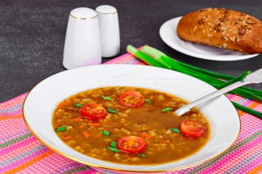 Sağlıklı ve diyet gıda: sebze çorbası, pilavlı köri, ızgara