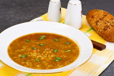 Pirinç ve sebze, köri, acılı çorba Kharcho