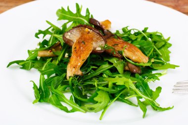 Salata, roka ve kızarmış istiridye mantar