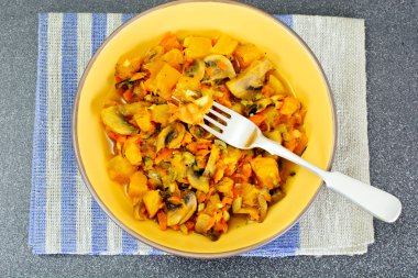 Fırında kabak mantar ve sebze. Vejetaryen yiyecekler