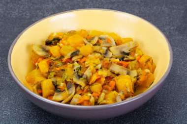 Fırında kabak mantar ve sebze. Vejetaryen yiyecekler