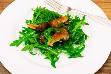 Salata, roka ve kızarmış istiridye mantar