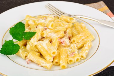 Carbonara soslu makarna. İtalyan mutfağı