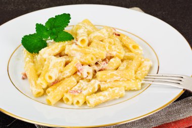 Carbonara soslu makarna. İtalyan mutfağı