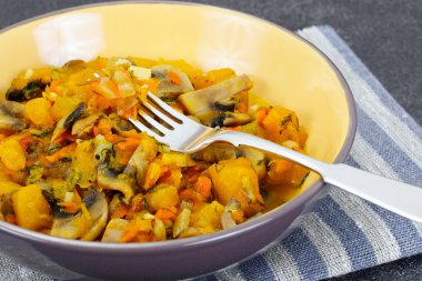 Fırında kabak mantar ve sebze. Vejetaryen yiyecekler