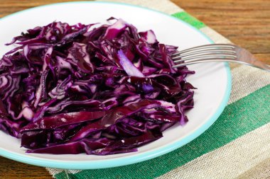 Bitkisel yağ ile kırmızı lahana salatası. Diyet gıda
