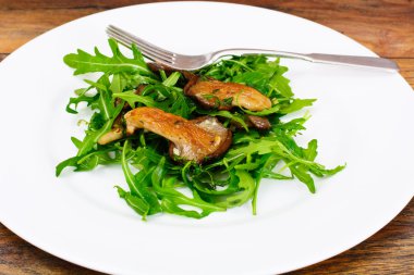 Salata, roka ve kızarmış istiridye mantar