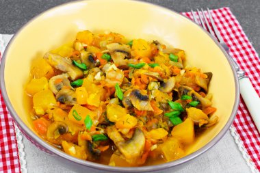 Fırında kabak mantar ve sebze. Vejetaryen yiyecekler