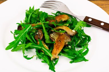 Salata, roka ve kızarmış istiridye mantar