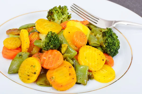 Grillade grönsaker morötter, gröna bönor, Broccoli — Stockfoto