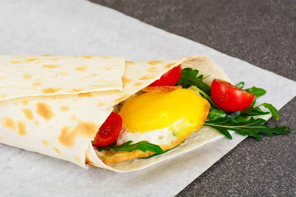 Pita Bread with Arugula and Fried Egg — Stock Photo, Image