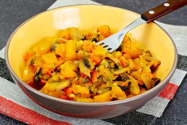 Fırında kabak mantar ve sebze. Vejetaryen yiyecekler