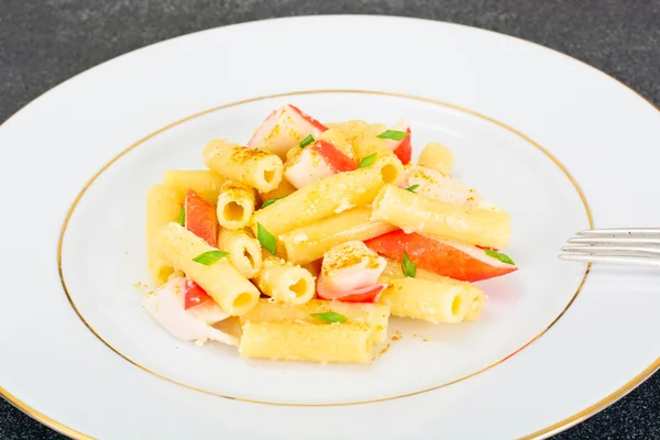 Pasta con Palitos de Cangrejo y Queso — Foto de Stock