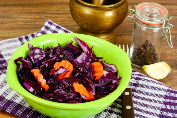 Salát z červeného zelí s rostlinným olejem. Dietní jídlo — Stock fotografie