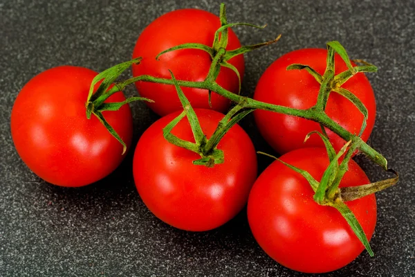 Tomates rojos aislados sobre un fondo negro — Foto de Stock