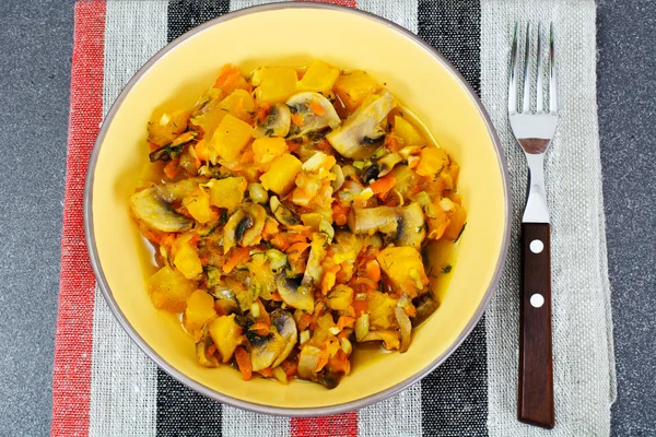 Zucca al forno con funghi e verdure. Cibo vegetariano — Foto Stock