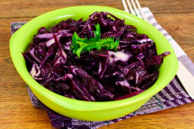 Bitkisel yağ ile kırmızı lahana salatası. Diyet gıda