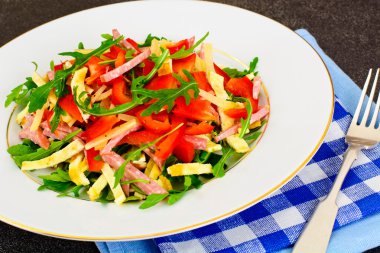 Roka, sahanda yumurta, jambon, peynir, biber salatası