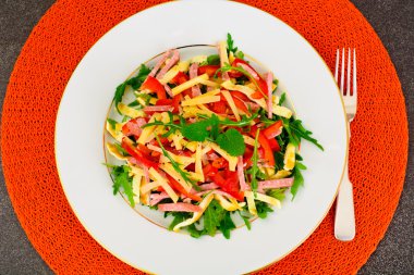 Roka, sahanda yumurta, jambon, peynir, biber salatası