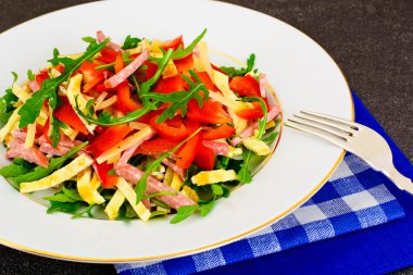 Roka, sahanda yumurta, jambon, peynir, biber salatası