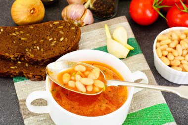 Beyaz fasulye ile Sicilya domates çorbası. Ulusal İtalyan mutfağı