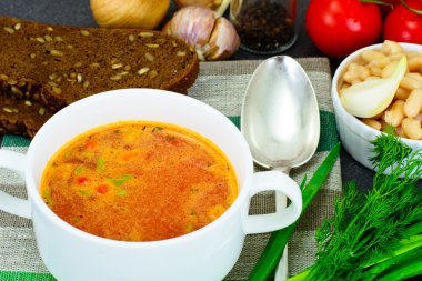 Beyaz fasulye ile Sicilya domates çorbası. Ulusal İtalyan mutfağı