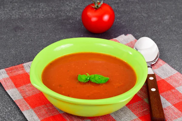 Свіжий саморобний класичний холодний суп Gazpacho . — стокове фото