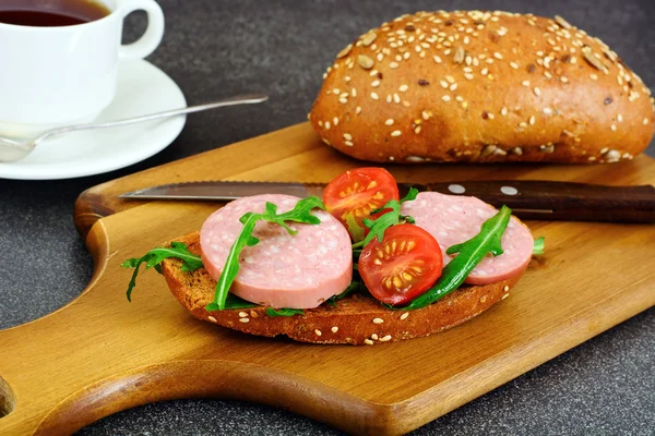 サラミ、学生に朝食のサンドイッチ ルッコラと — ストック写真