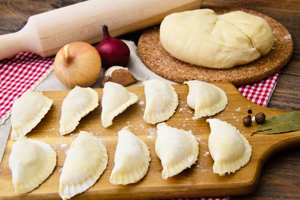 Ruwe zelfgemaakte knoedels, Russische Pelmeni — Stockfoto