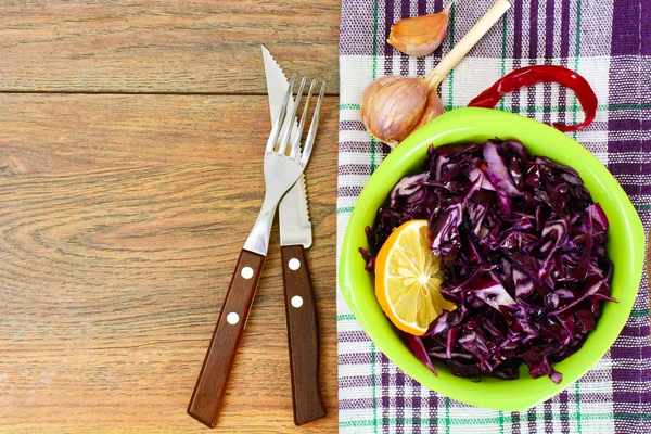 Salada de repolho vermelho com óleo vegetal. Alimentos dietéticos — Fotografia de Stock