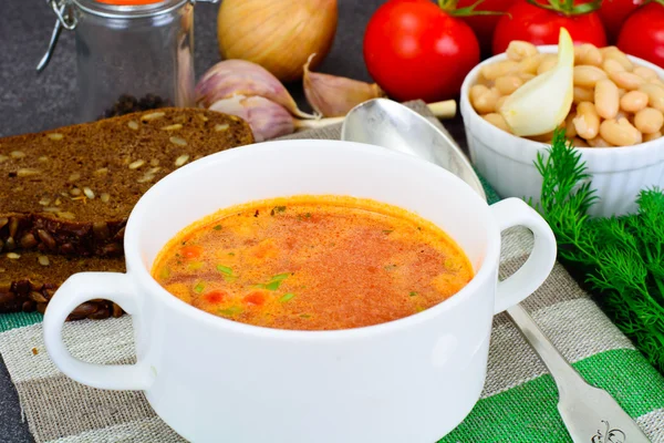 Sopa de tomate siciliano com feijão branco. Cozinha Nacional Italiana — Fotografia de Stock