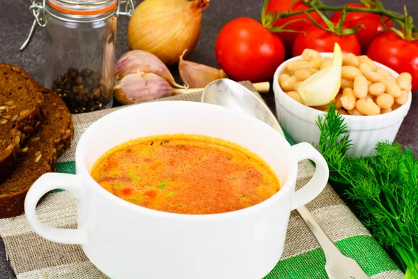 Сицилійська томатний суп з білої квасолі. Національні страви італійської кухні — стокове фото