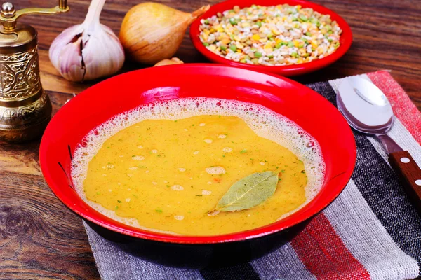 Gesundes und diätetisches Essen: Suppe mit Linsen, Sellerie. — Stockfoto