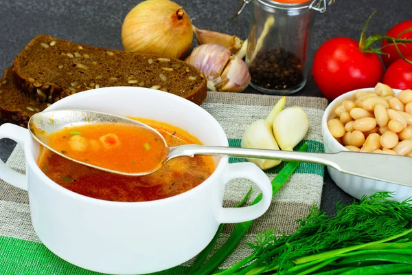 Сицилийский томатный суп с белыми бобами. Национальная итальянская кухня — стоковое фото