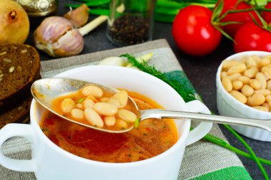 Beyaz fasulye ile Sicilya domates çorbası. Ulusal İtalyan mutfağı