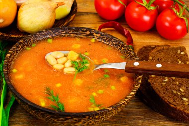 Beyaz fasulye ile Sicilya domates çorbası. Ulusal İtalyan mutfağı