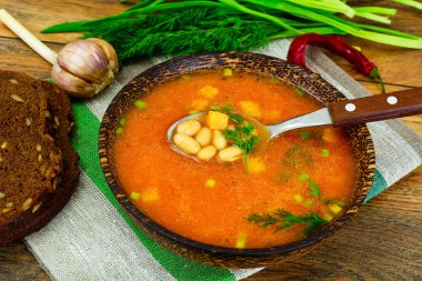 Beyaz fasulye ile Sicilya domates çorbası. Ulusal İtalyan mutfağı