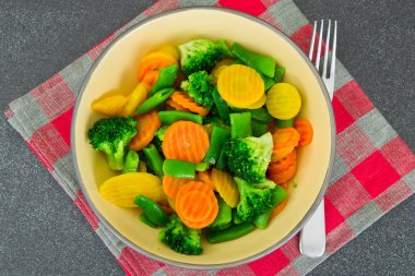 Buğulanmış sebze patates, havuç, Mısır, taze fasulye, soğan