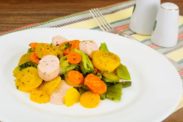 Legumes cozidos no vapor Batatas, Cenouras, Milho, Feijões verdes, Cebola w — Fotografia de Stock