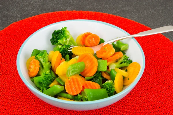Gestoomde groenten aardappelen, wortelen, maïs, groene bonen, UI — Stockfoto