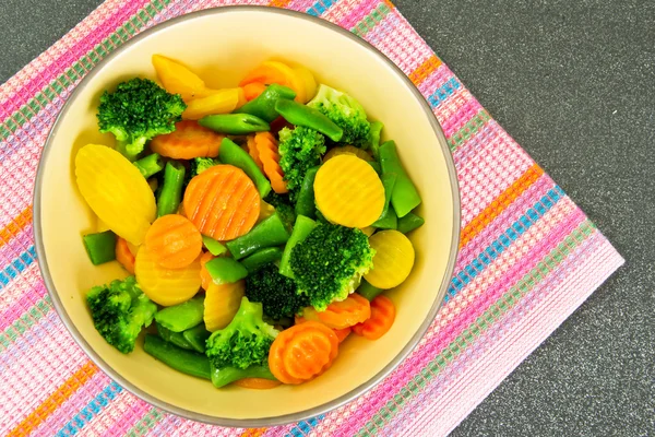 Ångade grönsaker potatis, morötter, majs, gröna bönor, lök — Stockfoto