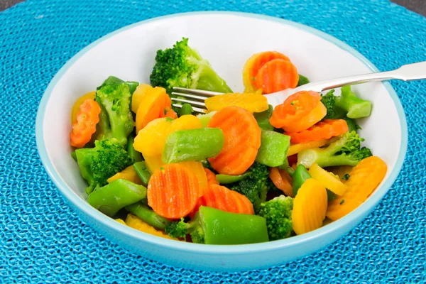 Verduras cozidas no vapor batatas, cenouras, milho, feijão verde, cebola — Fotografia de Stock