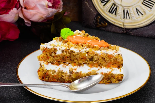 Karottenkuchen mit Walnüssen backen — Stockfoto